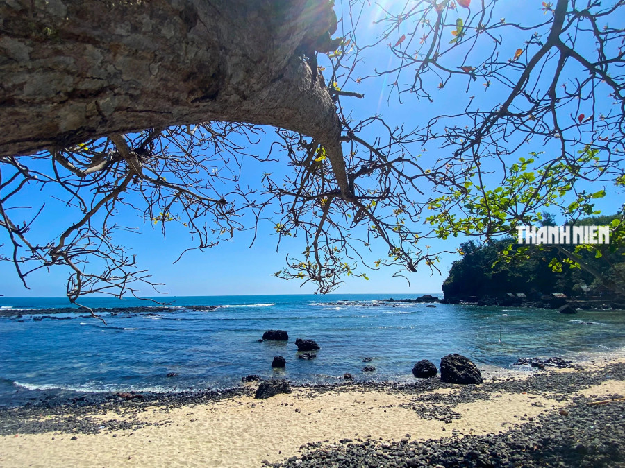 Ba Làng An là mũi đất được tạo ra từ những trầm tích của nham thạch đổ tràn thoải dần theo hướng biển. Đứng tại Ba Làng An có thể thấy rõ huyện đảo Lý Sơn (Quảng Ngãi) với 3 ngọn núi lửa sừng sững giữa biển khơi. Mũi Ba Làng An cũng được xác định là vị trí đất liền gần quần đảo Hoàng Sa nhất với khoảng cách 135 hải lý. Ba Làng An là mũi đất được tạo ra từ những trầm tích của nham thạch đổ tràn thoải dần theo hướng biển. Đứng tại Ba Làng An có thể thấy rõ huyện đảo Lý Sơn (Quảng Ngãi) với 3 ngọn núi lửa sừng sững giữa biển khơi. Mũi Ba Làng An cũng được xác định là vị trí đất liền gần quần đảo Hoàng Sa nhất với khoảng cách 135 hải lý.