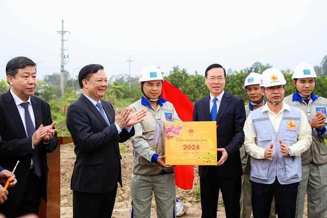 Chủ tịch nước Võ Văn Thưởng trao quà, động viên công nhân, người lao động đang làm việc tại công trường Dự án đường Vành đai 4-Vùng Thủ đô Chủ tịch nước Võ Văn Thưởng trao quà, động viên công nhân, người lao động đang làm việc tại công trường Dự án đường Vành đai 4-Vùng Thủ đô