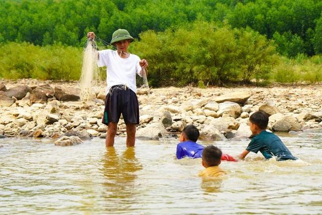 Ông Nguyễn Xuân Trường đi giăng lưới, các cháu cũng theo Ông Nguyễn Xuân Trường đi giăng lưới, các cháu cũng theo