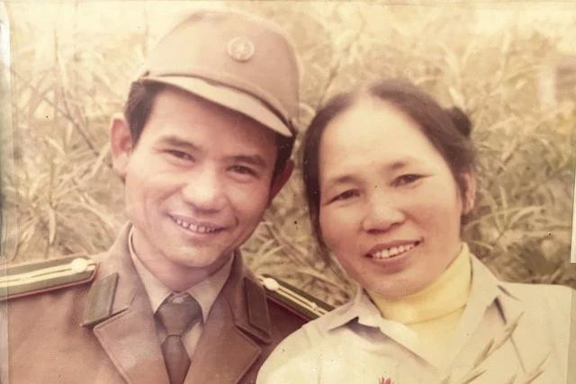 Thiếu tá - anh hùng Lê Khắc Xuân và người vợ, năm 1993 Thiếu tá - anh hùng Lê Khắc Xuân và người vợ, năm 1993