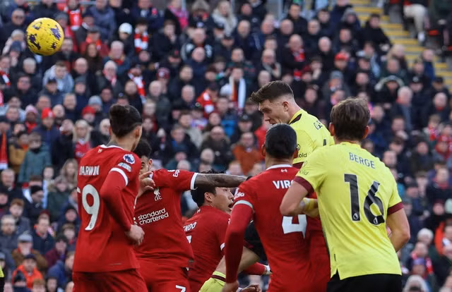 Dara O'Shea gỡ hòa cho Burnley cũng từ pha không chiến