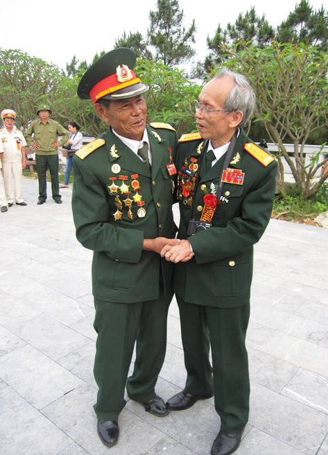 Nhạc sĩ Huy Thục (bìa phải) và Anh hùng Bùi Ngọc Đủ trong một lần trở lại thăm chiến trường Quảng Trị. Ảnh: N.T Nhạc sĩ Huy Thục (bìa phải) và Anh hùng Bùi Ngọc Đủ trong một lần trở lại thăm chiến trường Quảng Trị. Ảnh: N.T