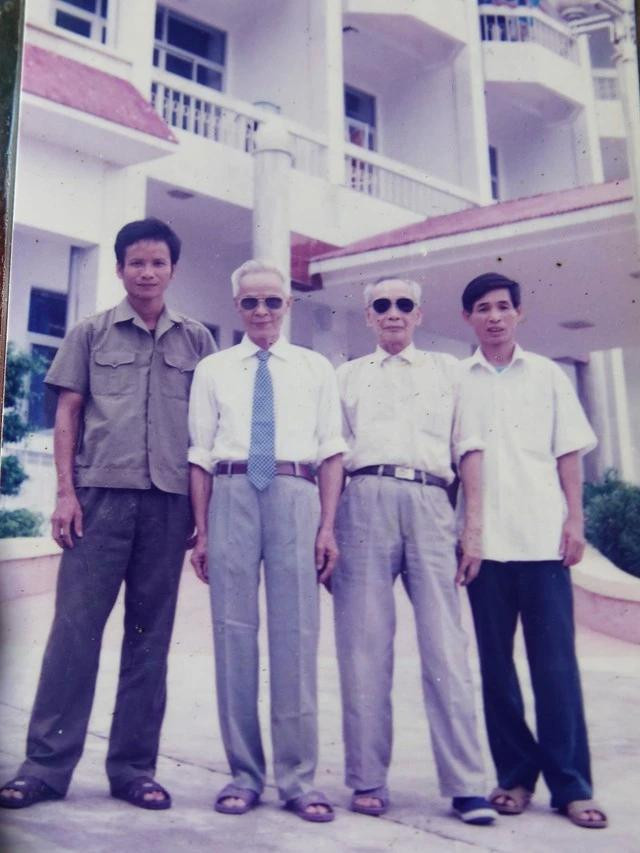 Anh hùng Nguyễn Duy Nhất (trái) thời điểm chạy xe ôm nuôi gia đình Anh hùng Nguyễn Duy Nhất (trái) thời điểm chạy xe ôm nuôi gia đình