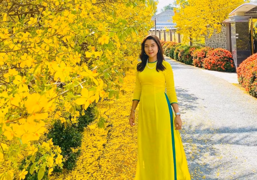 Bạn trẻ tha hồ chụp ảnh với cây mai nhà Quang