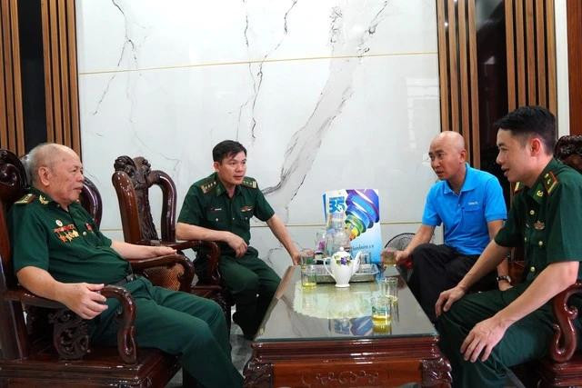 PV Báo Thanh Niên và đại diện Bộ đội Biên phòng Nghệ An thăm anh hùng Nguyễn Công Thuận (trái)