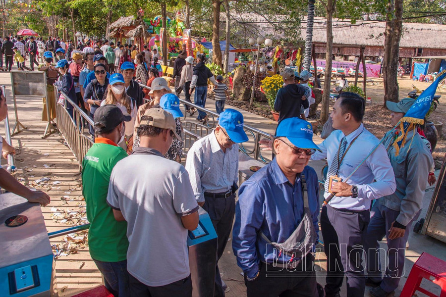 Khách du lịch tham quan tại thác Đray Sáp vào mùng 2 Tết Nguyên đán Khách du lịch tham quan tại thác Đray Sáp vào mùng 2 Tết Nguyên đán
