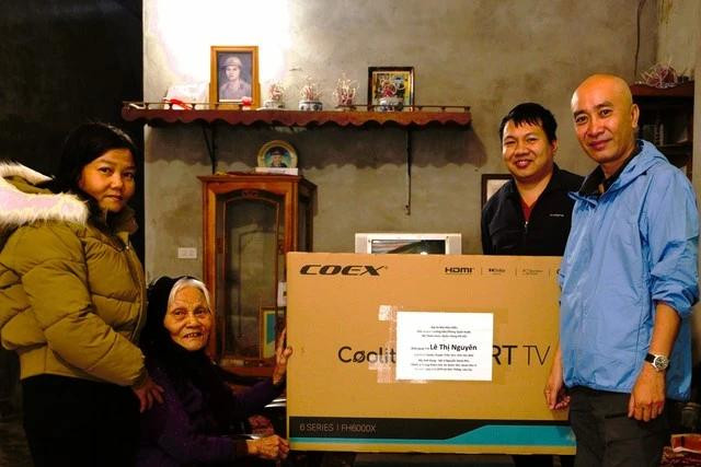 Tặng tivi cho mẹ Lê Thị Nguyên