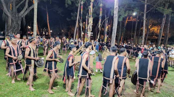 Lễ hội cồng chiêng và điệu xoang Tây Nguyên.