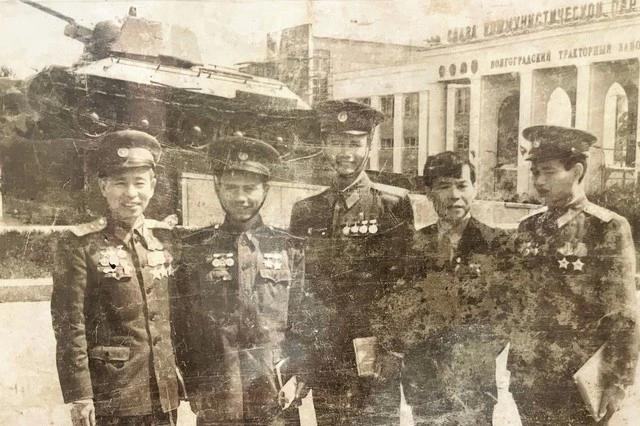 Anh hùng Lê Khắc Xuân (thứ 2 từ trái qua) cùng các thành viên trong đoàn Việt Nam trong chuyến thăm Liên Xô (cũ), đầu 1980 Anh hùng Lê Khắc Xuân (thứ 2 từ trái qua) cùng các thành viên trong đoàn Việt Nam trong chuyến thăm Liên Xô (cũ), đầu 1980