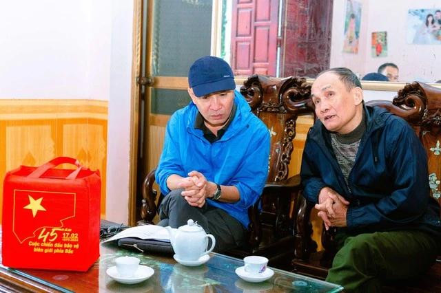 Thân nhân liệt sĩ Đặng Văn Khoan (phải) hồi tưởng lại chuyện cũ Thân nhân liệt sĩ Đặng Văn Khoan (phải) hồi tưởng lại chuyện cũ