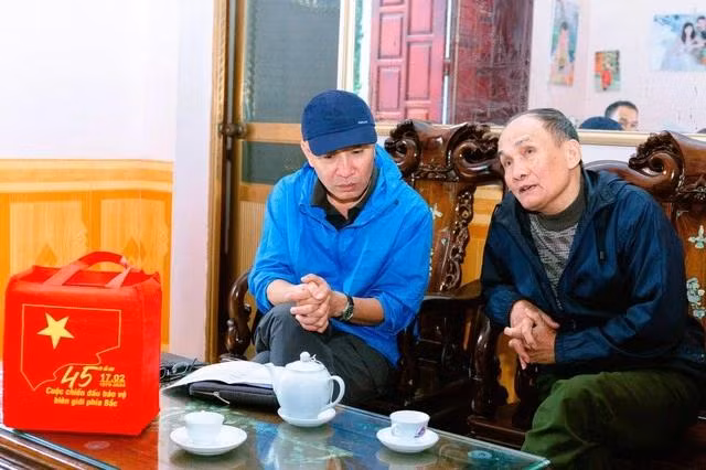 Thân nhân liệt sĩ Đặng Văn Khoan (phải) hồi tưởng lại chuyện cũ