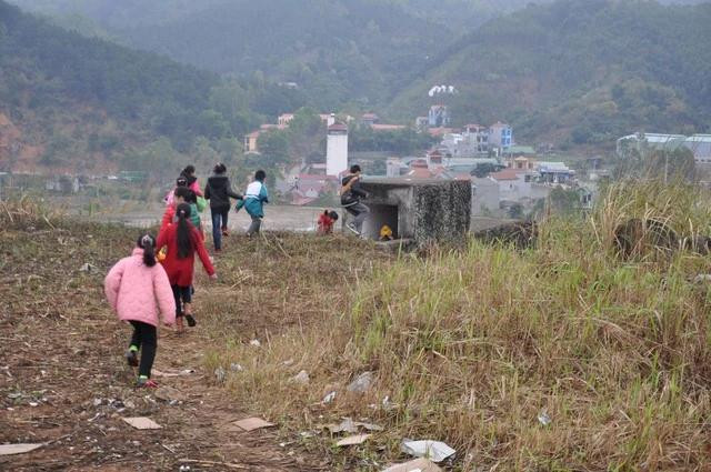 Những dấu tích chiến tranh cách đây 45 năm, giờ là chỗ vui chơi của con trẻ