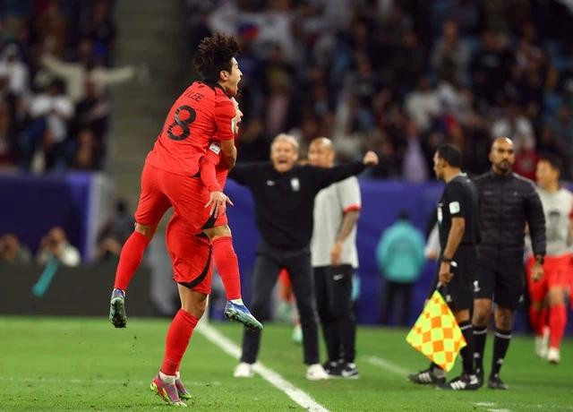 KFA sẽ xử lý nhẹ trường hợp xô xát giữa Lee Kang-in và Son Heung-min KFA sẽ xử lý nhẹ trường hợp xô xát giữa Lee Kang-in và Son Heung-min