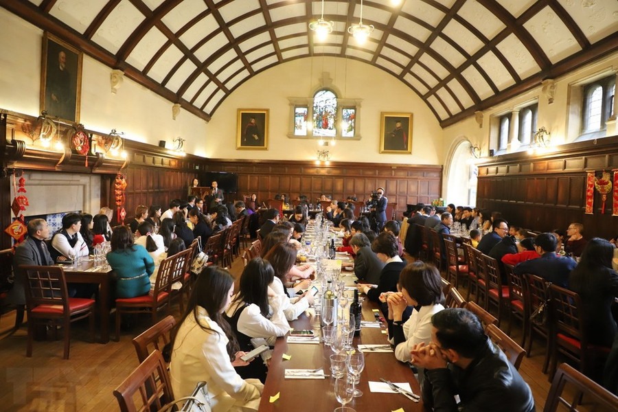 Hội sinh viên Việt Nam tại Cambridge và VIS tổ chức đón Tết Giáp Thìn tại trường Westminster, Đại học Cambridge. (Ảnh: Hải Vân/TTXVN) Hội sinh viên Việt Nam tại Cambridge và VIS tổ chức đón Tết Giáp Thìn tại trường Westminster, Đại học Cambridge. (Ảnh: Hải Vân/TTXVN)