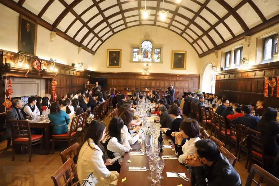 Hội sinh viên Việt Nam tại Cambridge và VIS tổ chức đón Tết Giáp Thìn tại trường Westminster, Đại học Cambridge. (Ảnh: Hải Vân/TTXVN)