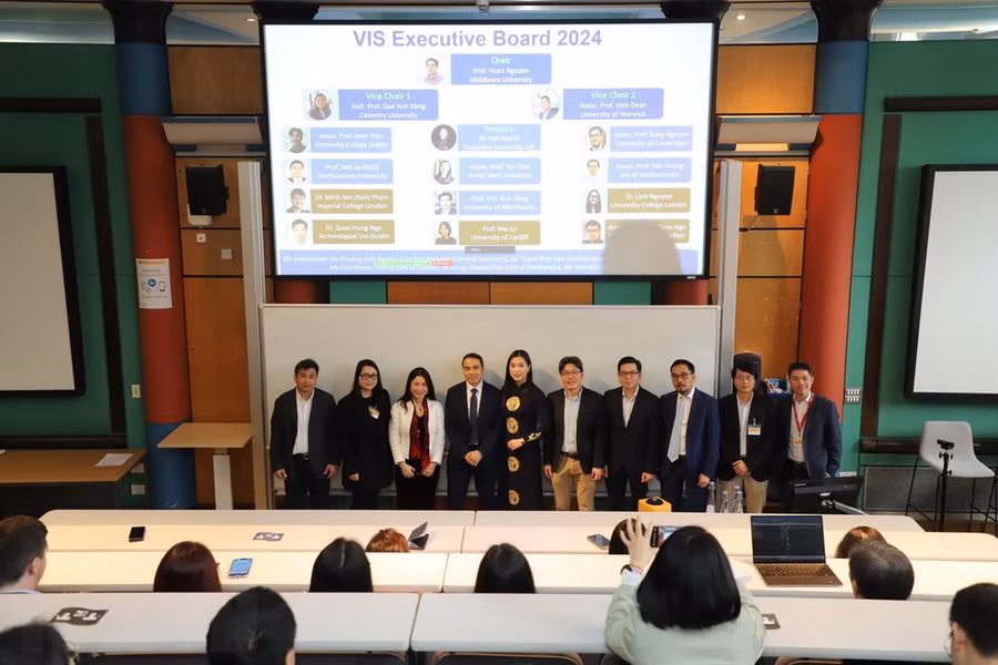 Ban Chấp hành VIS tại cuộc gặp thường niên. (Ảnh: Hải Vân/TTXVN)