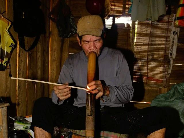 Góc hút thuốc lào của anh hùng Tòng Văn Chô Góc hút thuốc lào của anh hùng Tòng Văn Chô