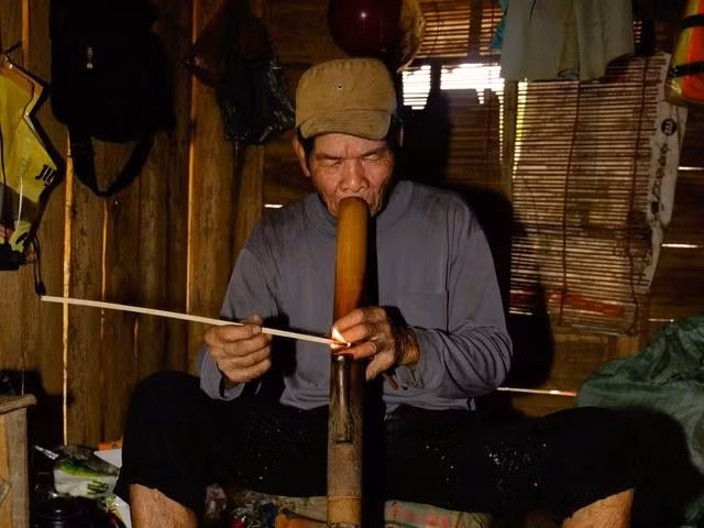 Góc hút thuốc lào của anh hùng Tòng Văn Chô