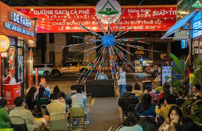 Vào ngày lễ tình nhân 14/2, diễn ra đêm nhạc "Tình yêu và tuổi trẻ" thu hút nhiều bạn trẻ.