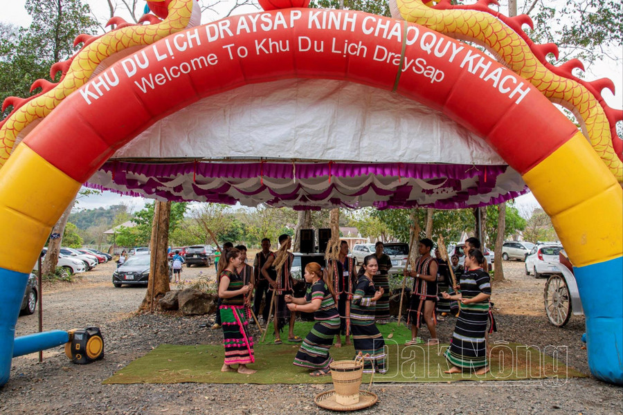 Hoạt động giao lưu diễn tấu cồng chiêng Tây Nguyên thu hút khách Hoạt động giao lưu diễn tấu cồng chiêng Tây Nguyên thu hút khách