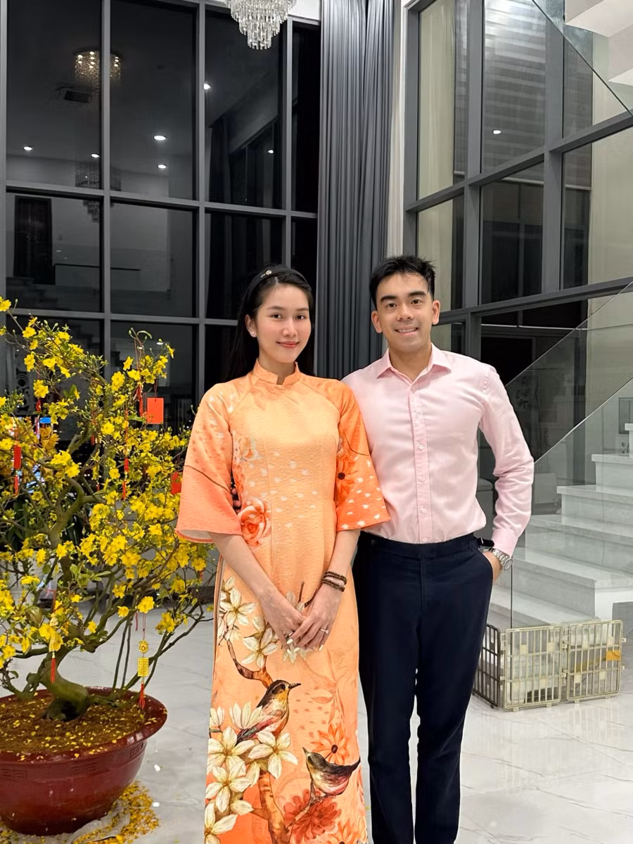 Á hậu Phương Anh đón năm mới cùng gia đình chồng. Kết hôn cách đây không lâu, người đẹp sinh năm 1998 thấy hạnh phúc khi được bố mẹ doanh nhân Đức Hồ yêu thương. Người đẹp bật mí trong năm 2024, cô và chồng vẫn tất bật với công việc và học tập, còn chuyện con cái tùy vào duyên số