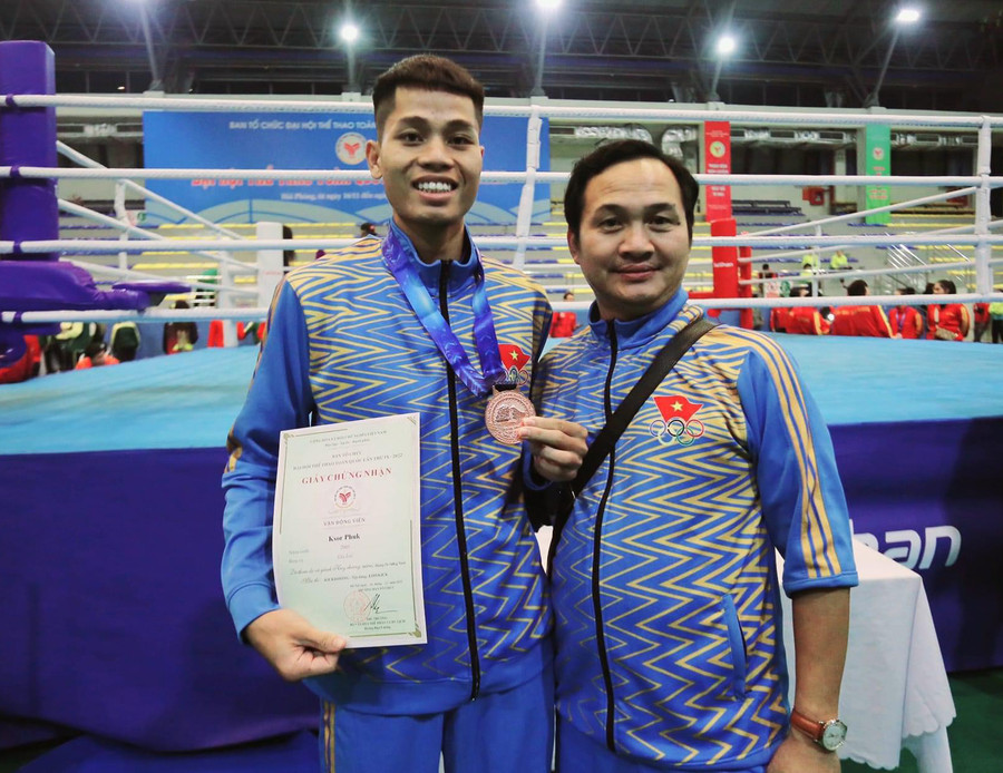 Ksor Phuk (trái) đã giành huy chương đồng ở Đại hội Thể thao toàn quốc lần thứ IX năm 2022. Ảnh: Văn Ngọc Ksor Phuk (trái) đã giành huy chương đồng ở Đại hội Thể thao toàn quốc lần thứ IX năm 2022. Ảnh: Văn Ngọc