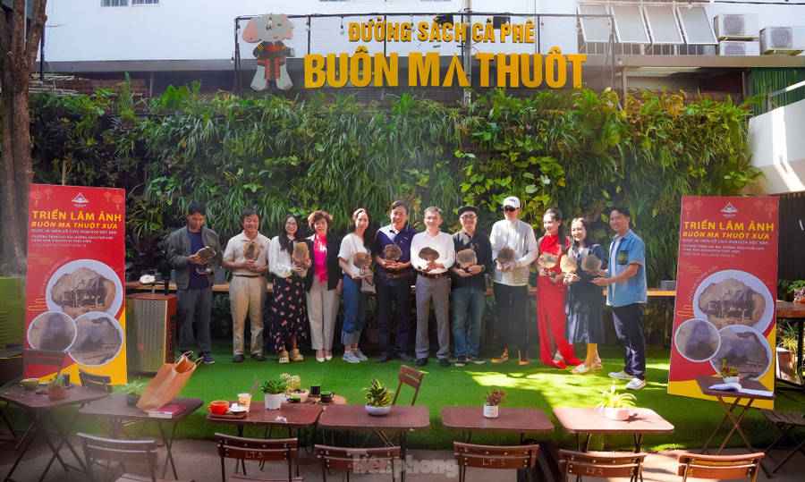 Hoạ sĩ mong muốn giới thiệu những hình ảnh về cảnh sắc, đời sống, văn hóa, phong tục tập quán, kiến trúc của đồng bào dân tộc Ê Đê Buôn Ma Thuột xưa đến với các bạn trẻ, người dân và du khách. Qua đó, mọi người cùng nhau gìn giữ những giá trị văn hóa truyền thống tốt đẹp. Hoạ sĩ mong muốn giới thiệu những hình ảnh về cảnh sắc, đời sống, văn hóa, phong tục tập quán, kiến trúc của đồng bào dân tộc Ê Đê Buôn Ma Thuột xưa đến với các bạn trẻ, người dân và du khách. Qua đó, mọi người cùng nhau gìn giữ những giá trị văn hóa truyền thống tốt đẹp.