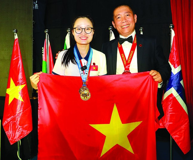 Đặng Ngọc Phương Trinh và thầy Nguyễn Phùng Phong tại cuộc thi Siêu trí nhớ thế giới 2023. Ảnh: NVCC