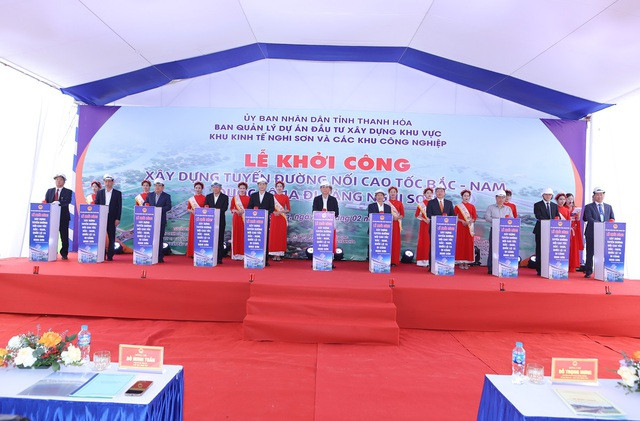 Bí thư Tỉnh ủy Thanh Hóa Đỗ Trọng Hưng, Chủ tịch UBND tỉnh Thanh Hóa Đỗ Minh Tuấn và đại diện các nhà thầu thực hiện nghi thức khởi công dự án Bí thư Tỉnh ủy Thanh Hóa Đỗ Trọng Hưng, Chủ tịch UBND tỉnh Thanh Hóa Đỗ Minh Tuấn và đại diện các nhà thầu thực hiện nghi thức khởi công dự án