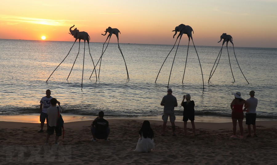 Du khách ngắm hoàng hôn trên Bãi Trường, đảo ngọc Phú Quốc. (Ảnh: Lê Huy Hải/TTXVN) Du khách ngắm hoàng hôn trên Bãi Trường, đảo ngọc Phú Quốc. (Ảnh: Lê Huy Hải/TTXVN)