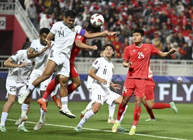 Indonesia (áo trắng) và Việt Nam sẽ quyết đấu tại vòng loại thứ 2 World Cup 2026 vào tháng tới Indonesia (áo trắng) và Việt Nam sẽ quyết đấu tại vòng loại thứ 2 World Cup 2026 vào tháng tới