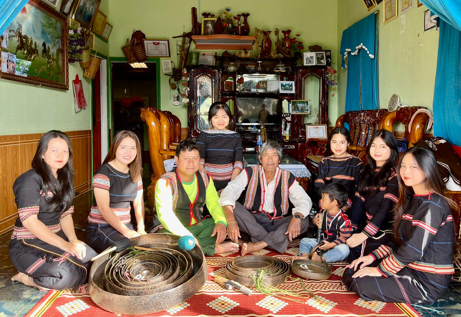 Ông Ksor Kol (thứ 5 từ trái sang) tích cực phối hợp truyền dạy cồng chiêng cho người dân trong làng. Ảnh: N.H Ông Ksor Kol (thứ 5 từ trái sang) tích cực phối hợp truyền dạy cồng chiêng cho người dân trong làng. Ảnh: N.H