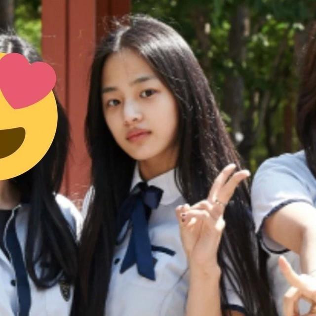 Có thể thấy, trong những bức ảnh chụp Minji từ thời trung học cơ sở, lúc mới dậy thì hay buổi đầu đến thử giọng làm thực tập sinh thì cô vẫn giữ nét đẹp như hiện giờ với sống mũi cao, đôi môi căng mọng đầy đặn