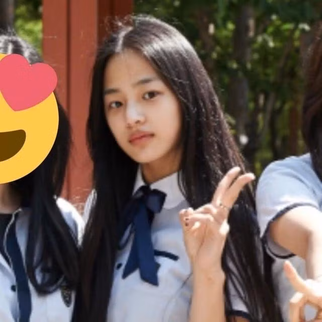 Có thể thấy, trong những bức ảnh chụp Minji từ thời trung học cơ sở, lúc mới dậy thì hay buổi đầu đến thử giọng làm thực tập sinh thì cô vẫn giữ nét đẹp như hiện giờ với sống mũi cao, đôi môi căng mọng đầy đặn