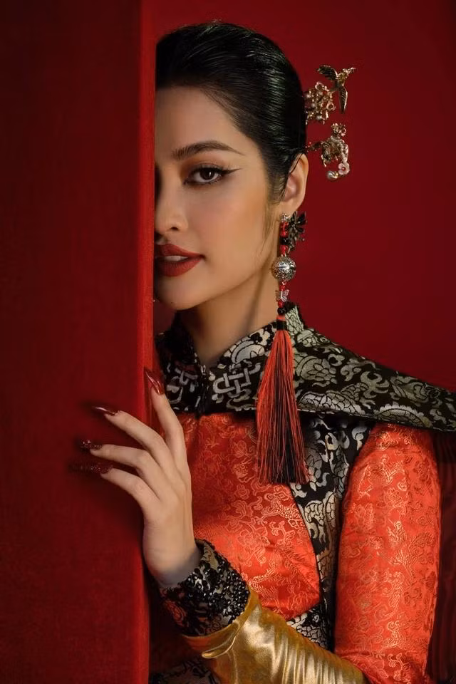 Nông Thúy Hằng là một trong số ít người đẹp miệt mài dùng ảnh hưởng ngôi vị, danh hiệu cho các hoạt động quảng bá du lịch, văn hóa, trang phục các dân tộc Việt Nam