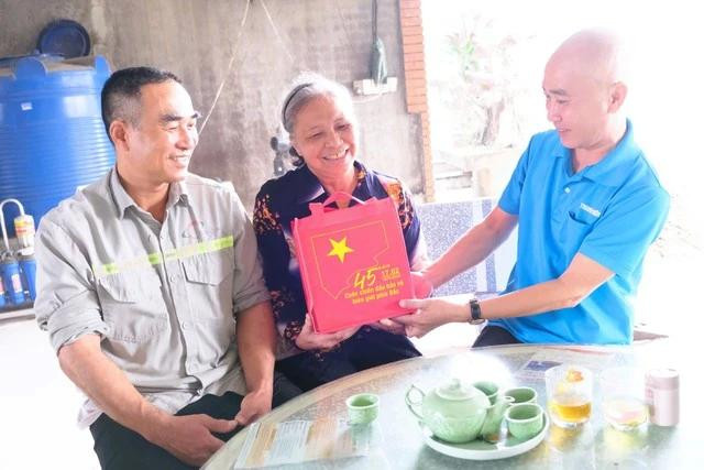 Tặng quà của Báo Thanh Niên cho thân nhân anh hùng - liệt sĩ Nguyễn Xuân Kim