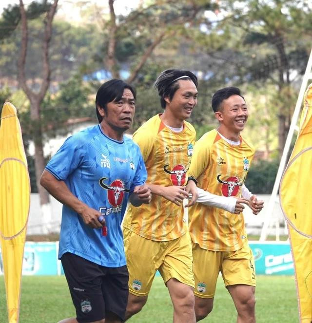 Tuấn Anh (giữa) và Châu Ngọc Quang trong buổi tập đầu xuân Tuấn Anh (giữa) và Châu Ngọc Quang trong buổi tập đầu xuân