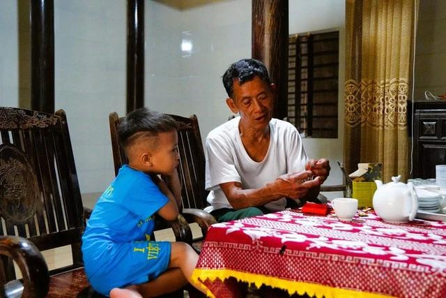 Kể chuyện chiến đấu với cháu nội Kể chuyện chiến đấu với cháu nội