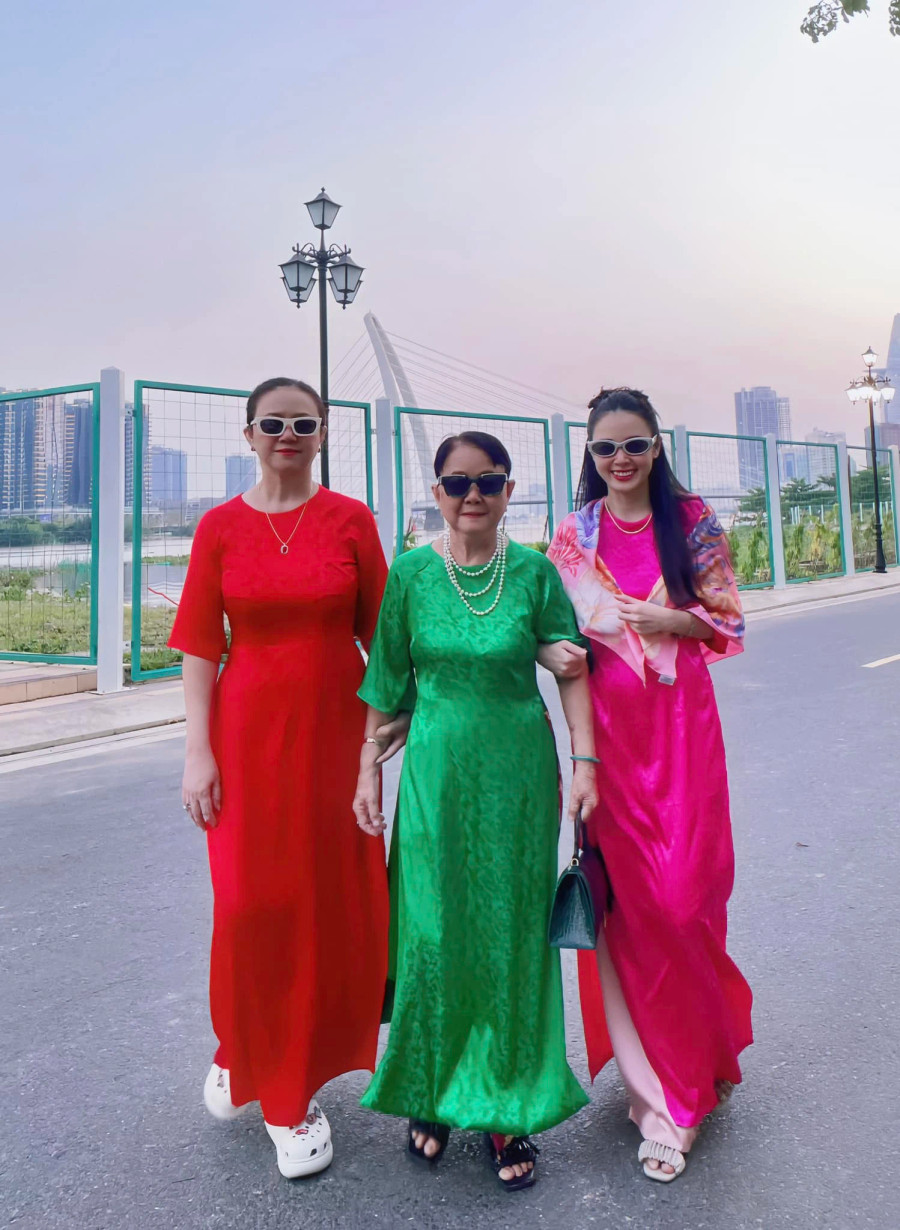 Với Midu thì “có hạnh phúc nào hơn gia đình&quot;. Cô gửi lời chúc đến mọi người một năm mới nhiều niềm vui, sức khỏe, thịnh vượng và cuộc sống hạnh phúc. Cô chiêm nghiệm: “Vì suy cho cùng, chúng ta sống là để yêu thương&quot;