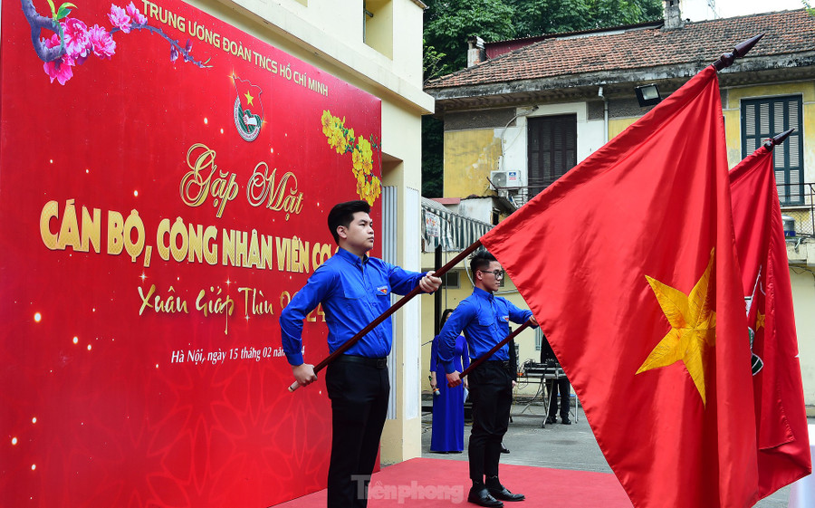 Tại chương trình, các đại biểu thực hiện nghi lễ chào cờ trong ngày làm việc đầu tiên Xuân Giáp Thìn 2024. Ảnh: Xuân Tùng