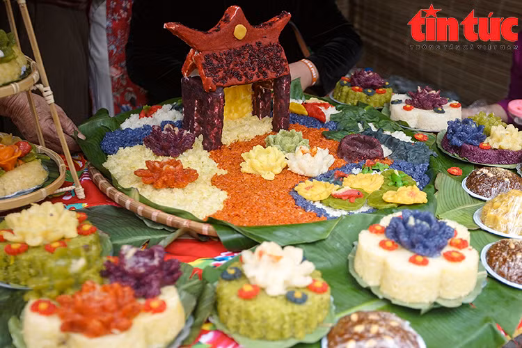 Một mâm xôi được tạo hình theo mô hình ngôi làng cổ xưa bên sông Nhị Hà. Một mâm xôi được tạo hình theo mô hình ngôi làng cổ xưa bên sông Nhị Hà.