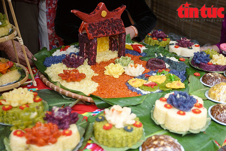 Một mâm xôi được tạo hình theo mô hình ngôi làng cổ xưa bên sông Nhị Hà.