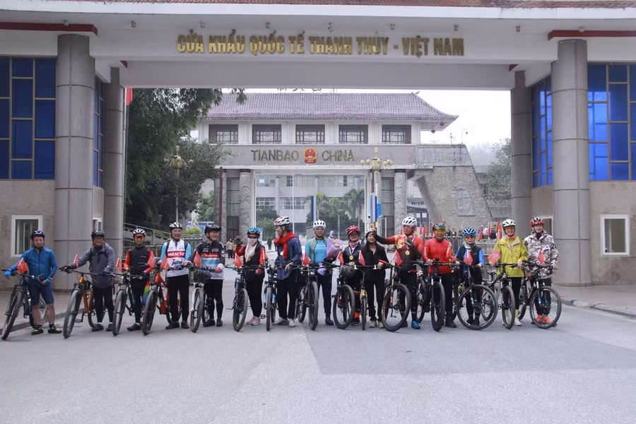 Các du khách và xe đạp tại Cửa khẩu quốc tế Thanh Thủy. (Nguồn: Cục Du lịch Quốc gia)