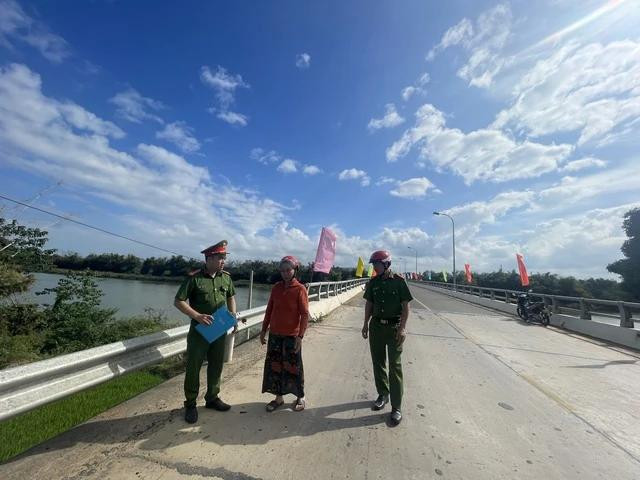 Bà L. kể lại tình huống bị giật dây chuyền tại cầu Thiết Tràng Bà L. kể lại tình huống bị giật dây chuyền tại cầu Thiết Tràng