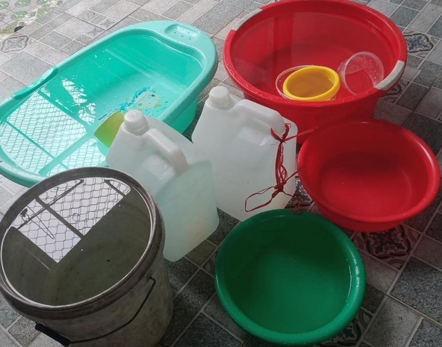 Người dân TP Kon Tum tích trữ nước để sinh hoạt khi nhà máy ngừng cấp nước