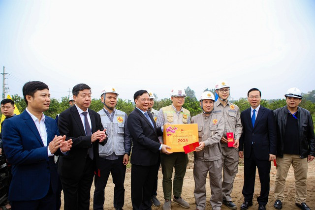 Bí thư Thành uỷ Hà Nội Đinh Tiến Dũng trao quà, động viên công nhân, người lao động đang làm việc tại công trường Dự án đường Vành đai 4-Vùng Thủ đô Bí thư Thành uỷ Hà Nội Đinh Tiến Dũng trao quà, động viên công nhân, người lao động đang làm việc tại công trường Dự án đường Vành đai 4-Vùng Thủ đô