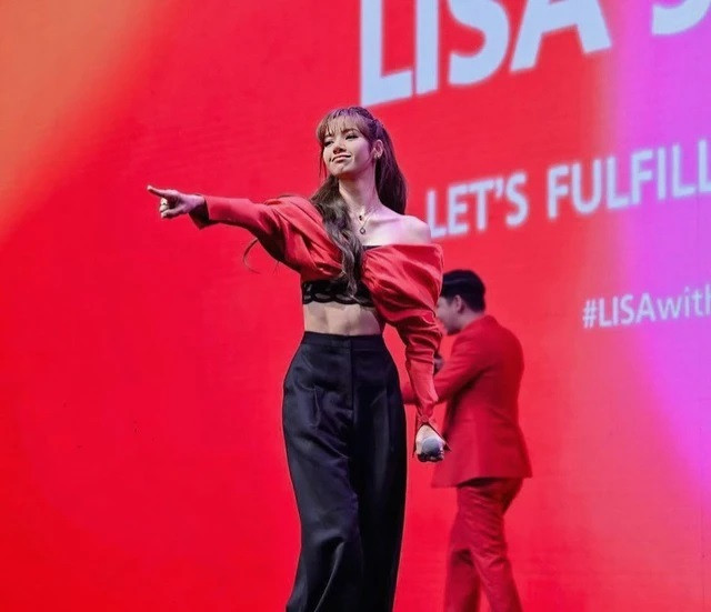 Lisa BlackPink mặc áo Công Trí