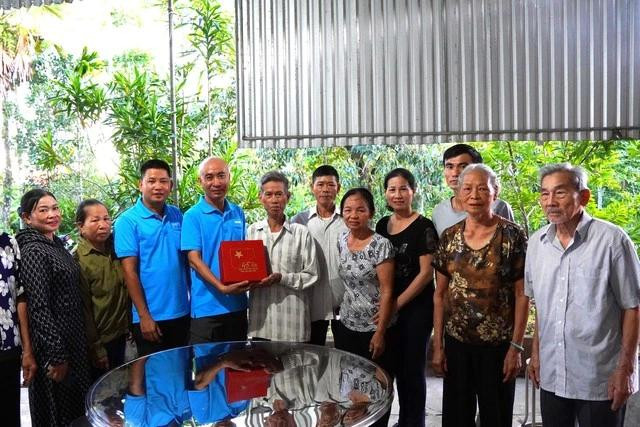 Tặng quà của Báo Thanh Niên cho thân nhân liệt sĩ Trần Xuân Vinh Tặng quà của Báo Thanh Niên cho thân nhân liệt sĩ Trần Xuân Vinh