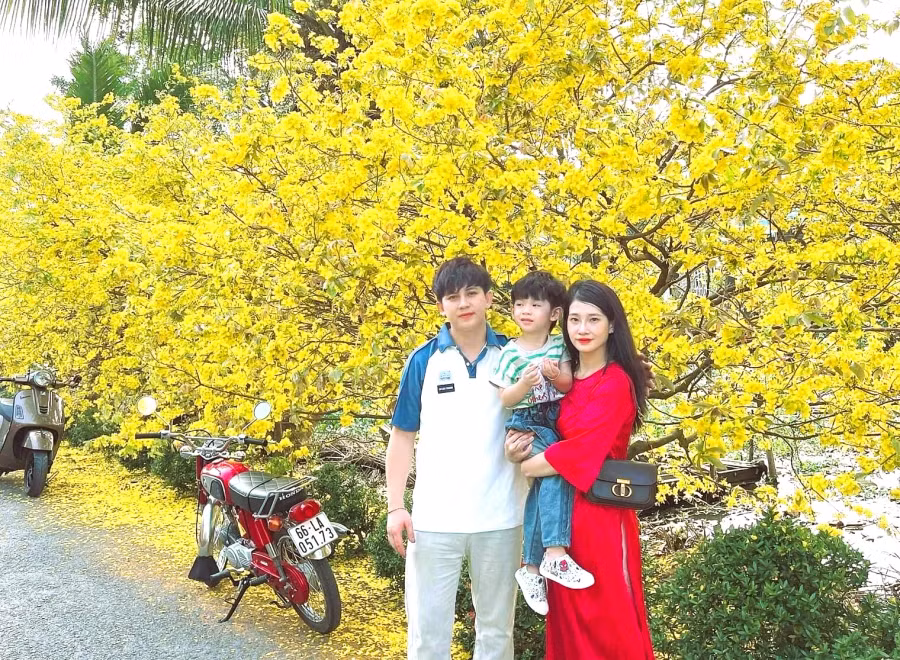 Một số gia đình trẻ cũng đến vườn mai nhà Quang vui chơi, chụp hình Một số gia đình trẻ cũng đến vườn mai nhà Quang vui chơi, chụp hình