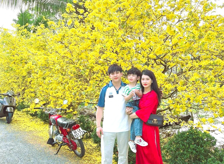 Một số gia đình trẻ cũng đến vườn mai nhà Quang vui chơi, chụp hình Một số gia đình trẻ cũng đến vườn mai nhà Quang vui chơi, chụp hình